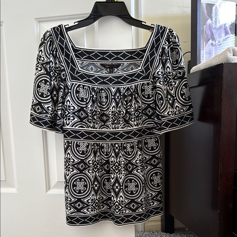 BCBGMaxAzria Black and White Graphic Short Sleeve Blouse